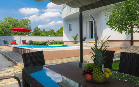 Amber: Plante, Bâtiment, Ciel, Propriété, Meubles, L'Eau, Nuage, Bleu Azur, Arbre, Plante D'Appartement