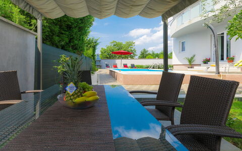 Amber: Plante, Bâtiment, Meubles, Table, Ciel, Vert, Bleu, La Nature, Chaise, Bleu Azur