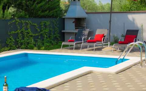 Amber: L'Eau, Propriété, Meubles, Plante, Piscine, Parapluie, Chaise, Ombre, Mobilier De Jardin, Rectangle
