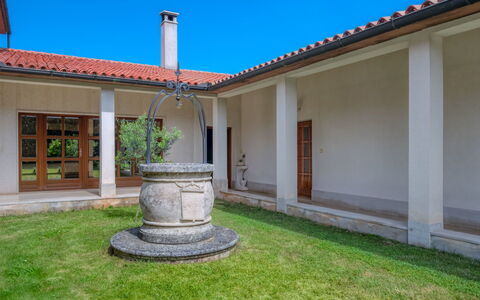 Lupetina: Plante, Propriété, Bâtiment, Ciel, Fenêtre, Arbre, Lot Terre, Design Intérieur, Maison, Chalet