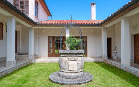 Lupetina: Plante, Bâtiment, Propriété, Fenêtre, Ciel, Porte, Design Intérieur, Lot Terre, Maison, Herbe