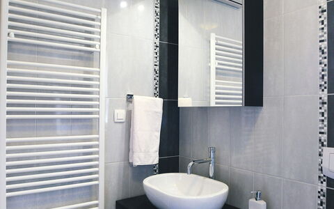 Lucija: Salle De Bains, Noir, Pièce, Propriété, Tuile, Luminaire Plomberie, Toilette, Design Intérieur, Armoire De Toilette, Mur