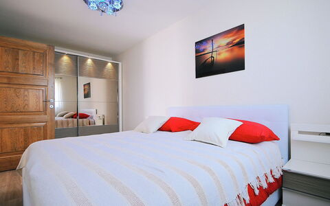 Lucija: Chambre, Lit, Pièce, Meubles, Drap De Lit, Propriété, Literie, Cadre De Lit, Mur, Design Intérieur