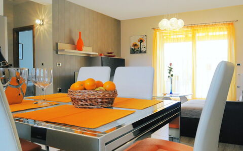 Lucija: Orange, Pièce, Meubles, Design Intérieur, Propriété, Jaune, Salon, Plafond, Table, Salle À Manger