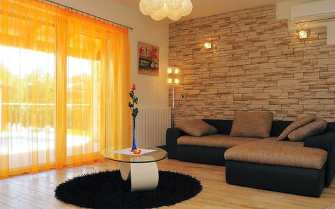 Lucija: Pièce, Meubles, Salon, Design Intérieur, Propriété, Mur, Sol, Bâtiment, Immobilier, Éclairage