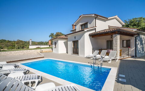Dorijano: L'Eau, Ciel, Propriété, Bâtiment, Piscine, Bleu Azur, Plante, Ombre, Éclairage, Arbre
