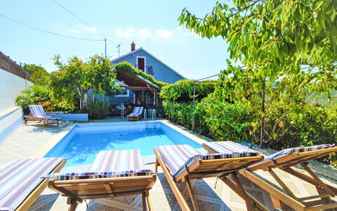 Marija: Ciel, Propriété, Bâtiment, Bois, Maison, Arbre, Mobilier De Jardin, Nuage, Ombre, Immobilier