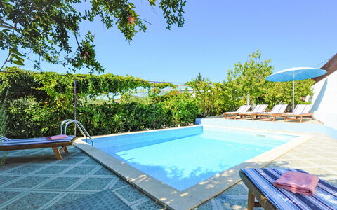 Marija: Propriété, Ciel, Bâtiment, L'Eau, Piscine, Bleu Azur, Mobilier De Jardin, Maison, Plante, Ombre