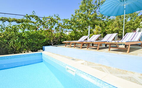 Marija: L'Eau, Ciel, Propriété, Plante, Bleu Azur, Ombre, Piscine, Mobilier De Jardin, Balancelle, Loisir