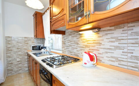 Marija: Cabinetry, Propriété, Comptoir, Gaz Poele, Cuisinière, Appareil De Cuisine, Bois, Cooktop, Éclairage, Cuisine