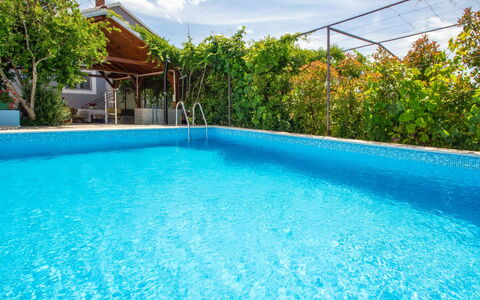 Marija: L'Eau, Nuage, Propriété, Ciel, Plante, Piscine, La Nature, Bleu Azur, Bleu, Bâtiment
