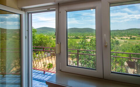 Marija: Bâtiment, Plante, Ciel, Fenêtre, Jour, Propriété, Nuage, Ombre, Design Intérieur
