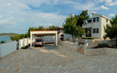 Željko: Propriété, Maison, Domicile, Immobilier, Bâtiment, Zone Résidentielle, Ciel, Lot Terre, Biens, Allée