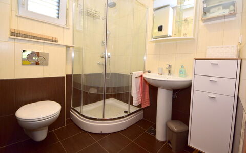 Željko: Miroir, Luminaire Plomberie, Robinet, Évier, Propriété, Lavabo, Siège De Toilette, Toilette, Violet, Salle De Bains
