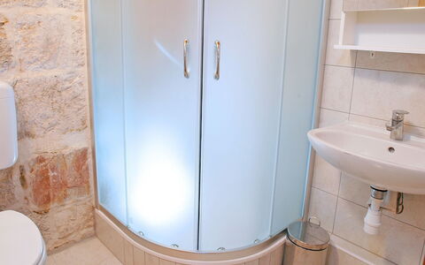 Juraj: Miroir, Propriété, Luminaire Plomberie, Armoire De Toilette, Évier, Robinet, Salle De Bains, Bâtiment, Cabinetry, Maison