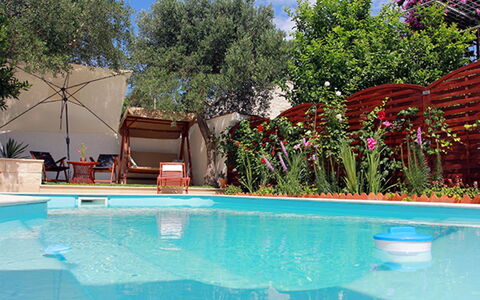 Silvija: L'Eau, Plante, Ciel, Piscine, Bâtiment, Bleu Azur, Arbre, Plan D'Eau, Ombre, Loisir