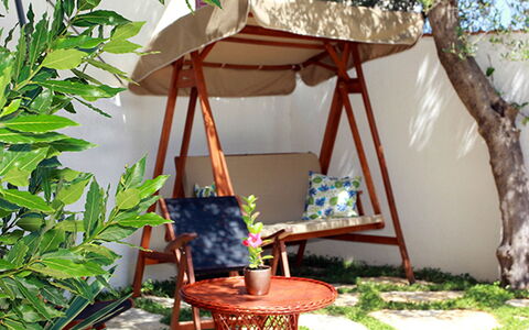 Silvija: Plante, Meubles, Chaise, Ombre, Mobilier De Jardin, Arbre, Tente, Loisir, Tableau De Plein Air, Chalet