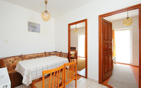Goliath: Propriété, Meubles, Bâtiment, Porte, Bois, Maison, Orange, Design Intérieur, Cabinetry, Confort