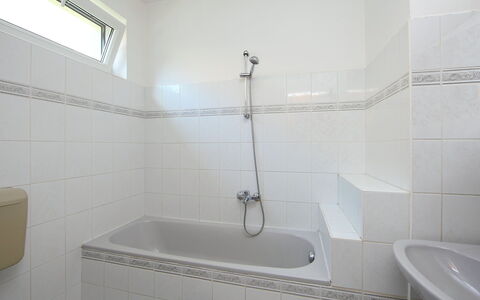 Goliath: Luminaire Plomberie, Propriété, Bâtiment, Robinet, Baignoire, Salle De Bains, Tete De Douche, Douche, Rectangle
