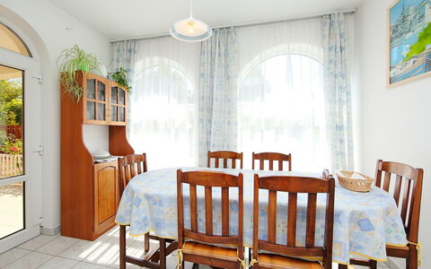 Goliath: Meubles, Propriété, Chaise, Table, Vert, Bois, Design Intérieur, Éclairage, Plante, Bâtiment
