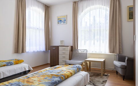 Goliath: Design Intérieur, Chambre, Sol, Lit, Sol, Bois, Drap De Lit, Meubles, Literie, Appartement