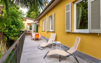 Invorio 100: Bâtiment, Plante, Propriété, Fenêtre, Bois, Design Intérieur, Arbre, Jaune, Ombre, Maison