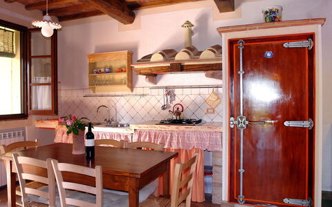 Certaldo 56: Pièce, Meubles, Bâtiment, Propriété, Cabinetry, Cuisine, Design Intérieur, Comptoir, Salle À Manger, Table