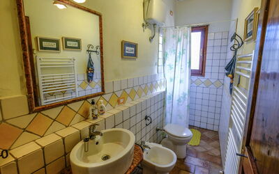 Podere la Torre 56.4: Miroir, Évier, Luminaire Plomberie, Robinet, Propriété, Lavabo, Salle De Bains, Violet, Design Intérieur, Architecture