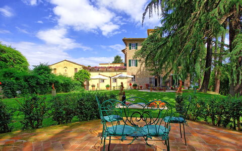 Villa Lorenza: Propriété, Bâtiment, Immobilier, Maison, Biens, Domicile, Arbre, Zone Résidentielle, Manoir, Pièce