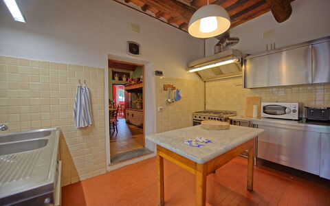 Villa Lorenza: Pièce, Propriété, Bâtiment, Meubles, Cuisine, Comptoir, Design Intérieur, Maison, Sol, Cabinetry