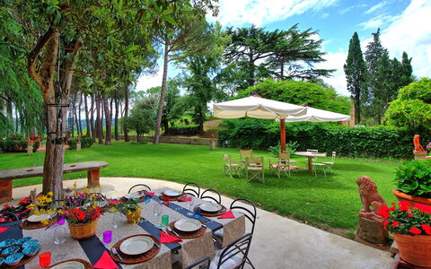 Villa Lorenza: Propriété, Cour, Jardin, Arrière-Cour, Immobilier, Pelouse, Patio, Domicile, Maison, Arbre