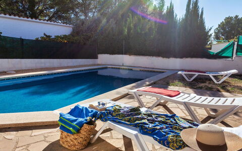 Villa Santa Marta Iv: L'Eau, Propriété, Plante, Piscine, Ciel, Bleu Azur, Ombre, Arbre, Mobilier De Jardin, Bois