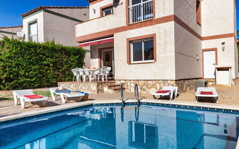 Villa Santa Marta Iv: L'Eau, Propriété, Bâtiment, Fenêtre, Piscine, Bleu Azur, Ciel, Plan D'Eau, Plante, Mobilier De Jardin