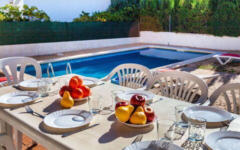 Villa Santa Marta Iv: Table, Vaisselle, L'Eau, Meubles, Propriété, Plante, Chaise, Vaisselle, Piscine, Assiette