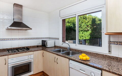 Villa Santa Marta Iv: Comptoir, Cabinetry, Evier, Propriété, Évier, Cuisinière, Cuisine, Électroménager, Bois, Appareil De Cuisine