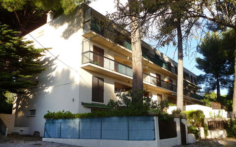 Le Clos Marin: Plante, Bâtiment, Jour, Propriété, Ciel, Arbre, Architecture, Fenêtre, Lumière Du Soleil, Design Urbain