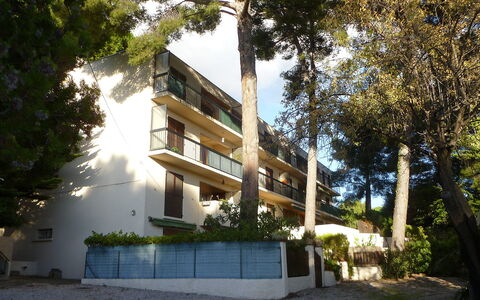 Le Clos Marin: Plante, Bâtiment, Ciel, Arbre, Design Urbain, Suppression Des Plantes Ligneuses, Ombre, Teintes Et Ombres, Paysage, Façade