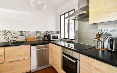 Le Clos Marin: Cabinetry, Comptoir, Propriété, Cuisinière, Appareil De Cuisine, Cuisine, Bois, Design Intérieur, Éclairage, Électroménager
