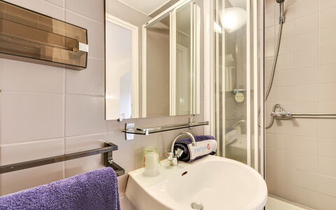 L'Oustalounet: Salle De Bains, Propriété, Pièce, Design Intérieur, Violet, Robinet, Mur, Tuile, Architecture, Bâtiment