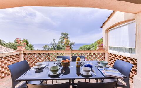L'Oustalounet: Ciel, Table, Nuage, Meubles, Propriété, Vaisselle, Chaise, Ombre, Mobilier De Jardin, Bois
