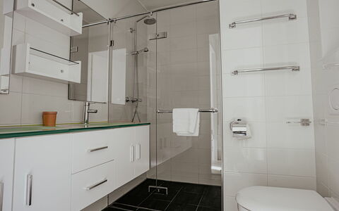 De Zeeparel: Luminaire Plomberie, Sol, Salle De Bains, Design Intérieur, Lavabo, Sol, Évier, Armoire De Toilette, Robinet, Plomberie