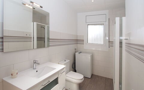 Alberes: Miroir, Évier, Luminaire Plomberie, Propriété, Robinet, Lavabo, Salle De Bains, Violet, Bâtiment