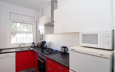 Alberes: Cabinetry, Robinet, Evier, Évier, Comptoir, Cuisinière, Cuisine, Bâtiment, Appareil De Cuisine, Design Intérieur