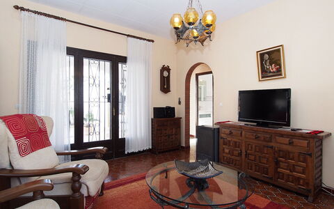 Alberes: Meubles, Propriété, Cadre, Cabinetry, Table, Bâtiment, Bois, Éclairage, Design Intérieur, Tiroir