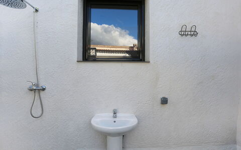 Gunella: Mur, Propriété, Salle De Bains, Pièce, Luminaire Plomberie, Architecture, Plâtre, Fenêtre, Maison, Toilette