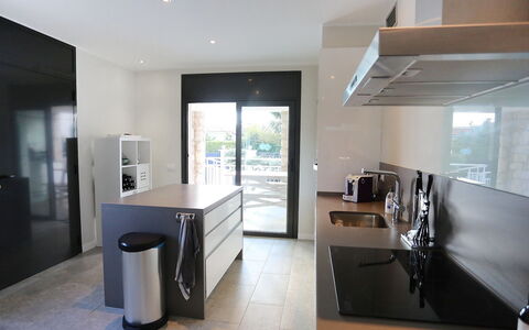 Gunella: Comptoir, Pièce, Propriété, Design Intérieur, Meubles, Bâtiment, Cuisine, Sol, Plafond, Maison