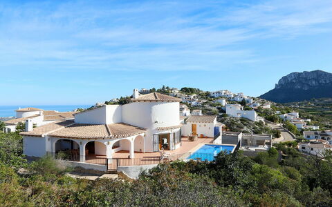 Casa Salvador: Nuage, Ciel, Bâtiment, Propriété, Fenêtre, Bleu, Arbre, Maison, Montagne, Cotiers Et Relief Océaniques