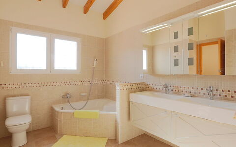 Casa Salvador: Salle De Bains, Propriété, Pièce, Design Intérieur, Plafond, Sol, Tuile, Jaune, Bâtiment, Architecture