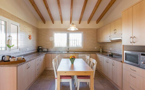 Casa Salvador: Propriété, Pièce, Comptoir, Meubles, Cuisine, Bâtiment, Cabinetry, Design Intérieur, Plafond, Maison