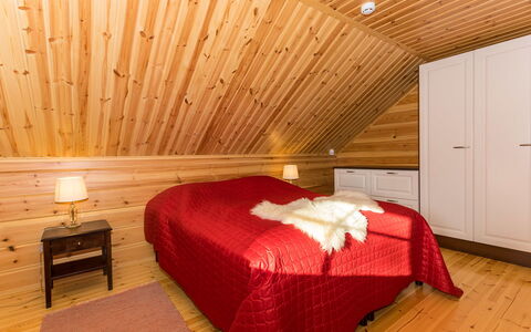 Lokinsiipi: Lit, Chambre, Design Intérieur, Sol, Sol, Bois, Plafond, Drap De Lit, Literie, Parquet